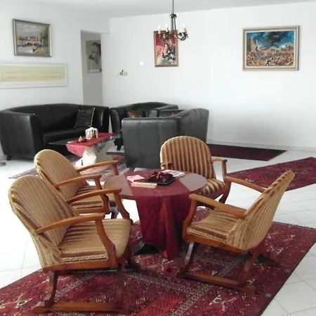 In Alsoers Mit Garten Und Terrasse Alsoors